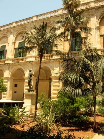 Malta: Neptunstatue im Großmeisterpalast in Valletta Moneypedia